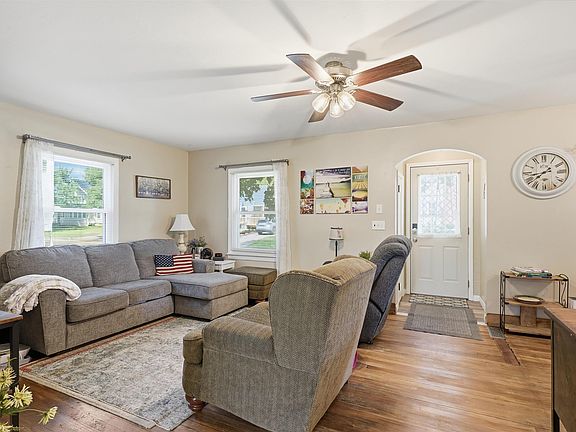 4th image of 313 Prairie St