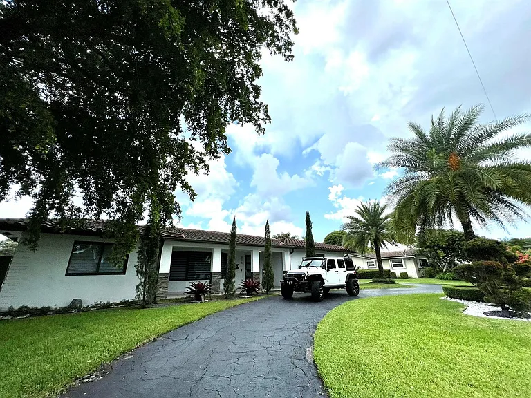 625 W Tropical Way — Photo 1