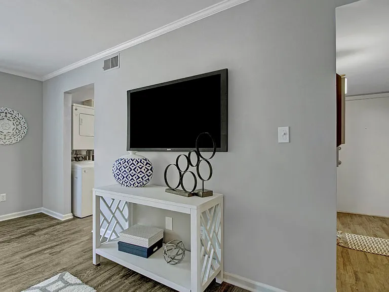 2112A Criston Dr — Photo 8
