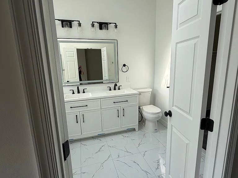 View of the bathroom from the main bedroom