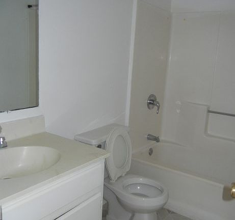 3rd image of 355 Beechmont Dr APT 11