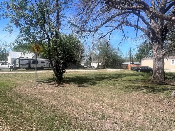 SE 2nd St, Smithville, TX 78957