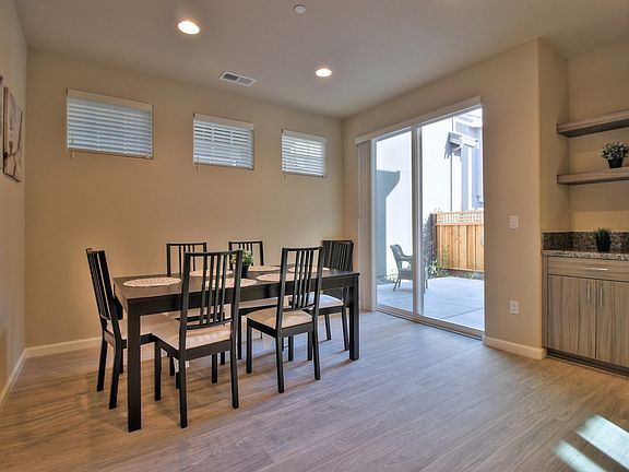 4th image of 622 Montage Cir