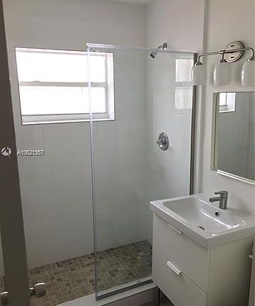 3rd image of 552 NE 61st St APT 6