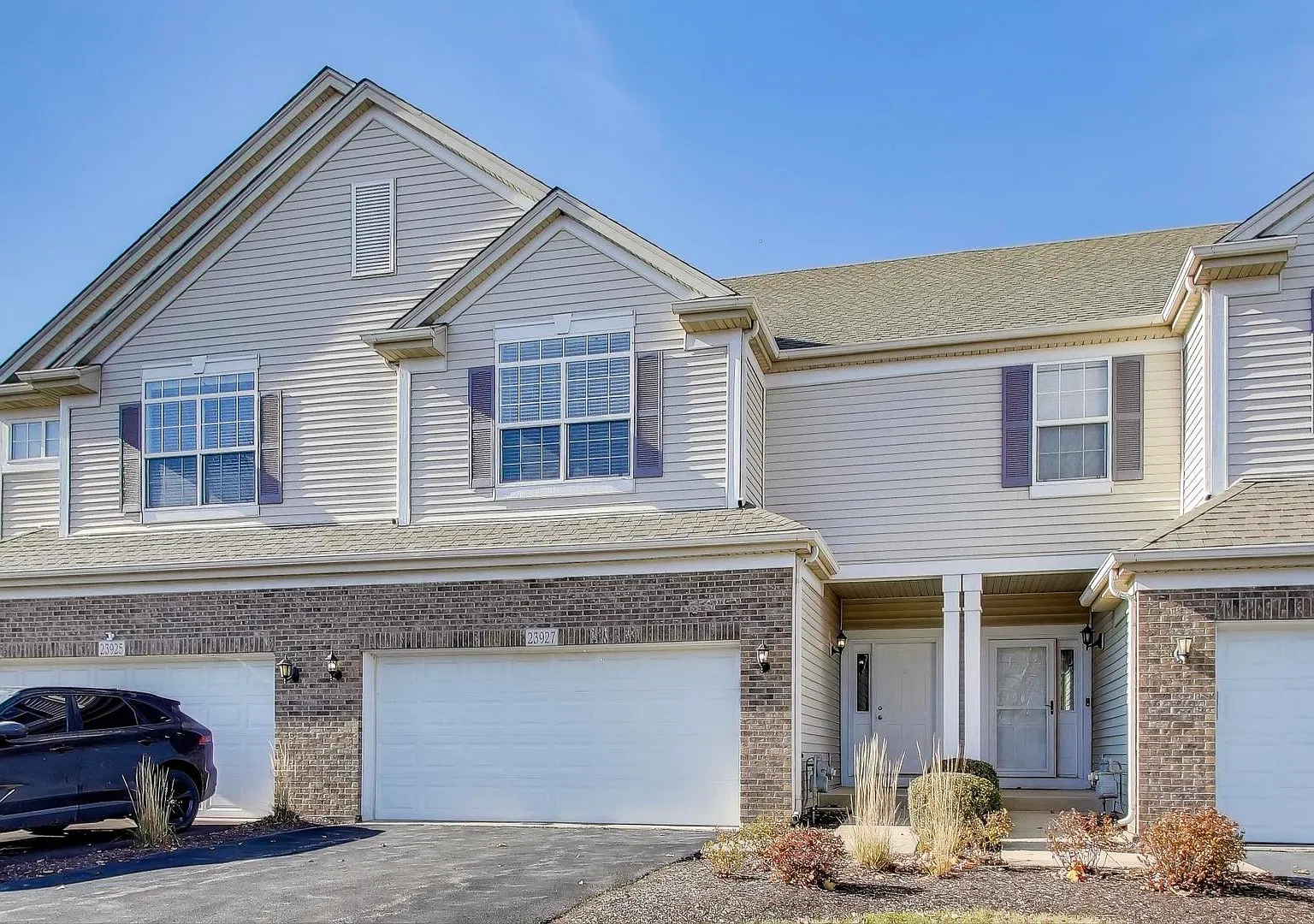 3 bed, 3.5 bath, 2575 sqft, $2,900 — Photo 2