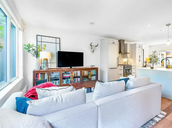 525 E 2nd St #127, North Vancouver, BC V7L 1E1