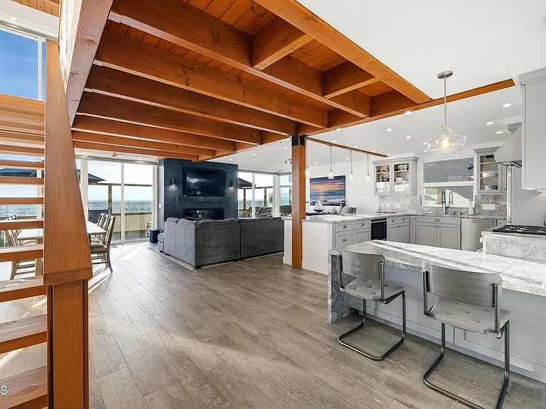 3373 Ocean Dr — Photo 4