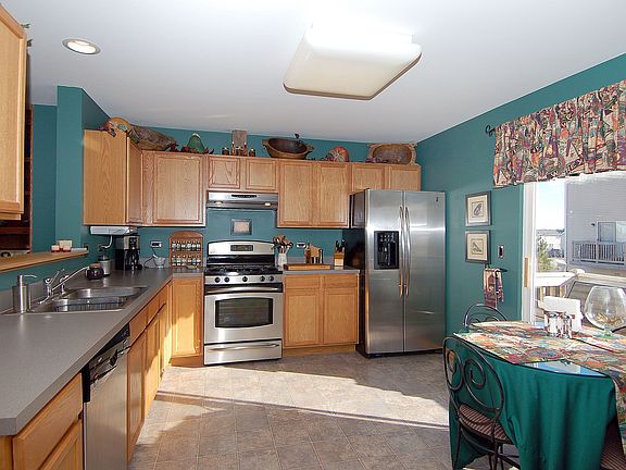 Large Upgraded Eat-in Kitchen