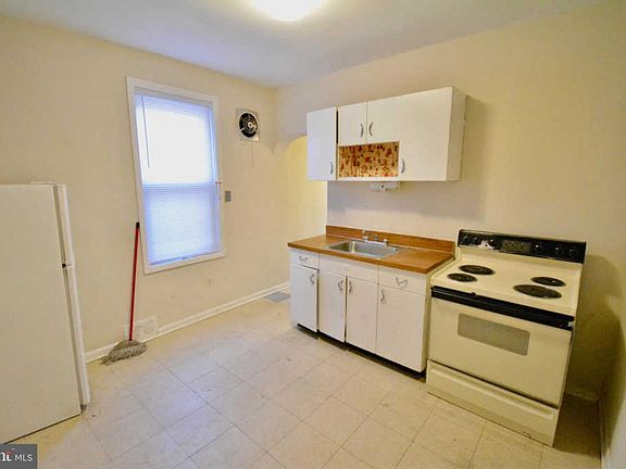 5th image of 822 E Chelten Ave #1
