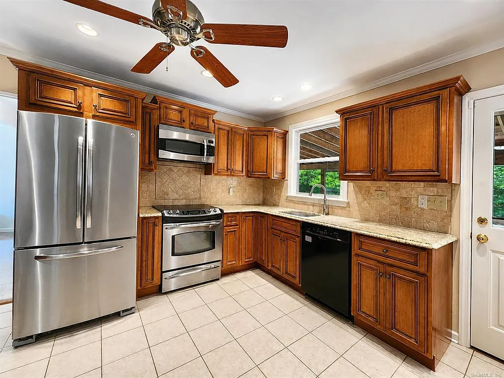 3 bed, 1960 sqft, $5,200 — Photo 2