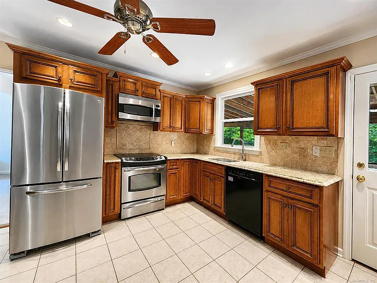 6 Nottingham Dr — Photo 2