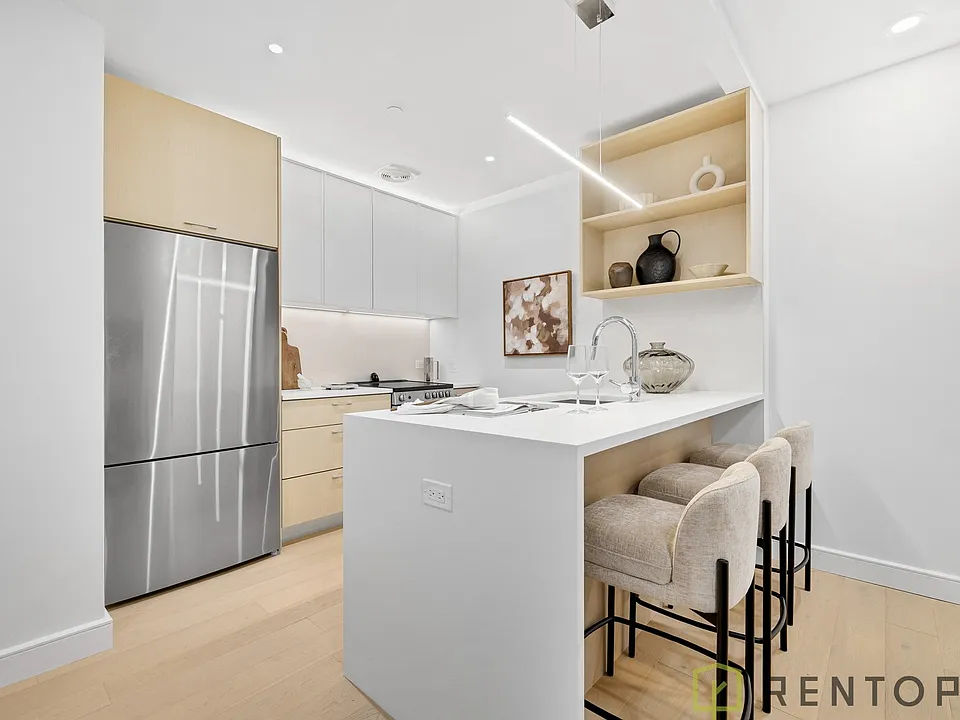 555 W 45th St #2H
