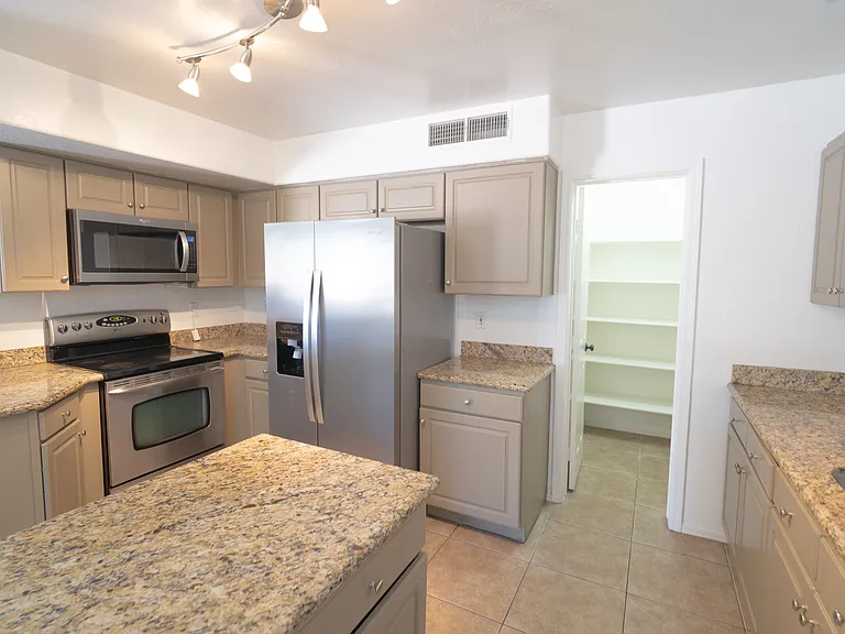 1492 N Saddle St — Photo 9