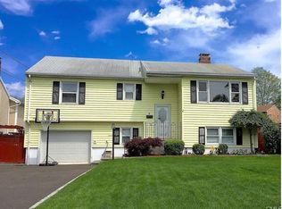 4 Cory Ln, Norwalk, CT 06851