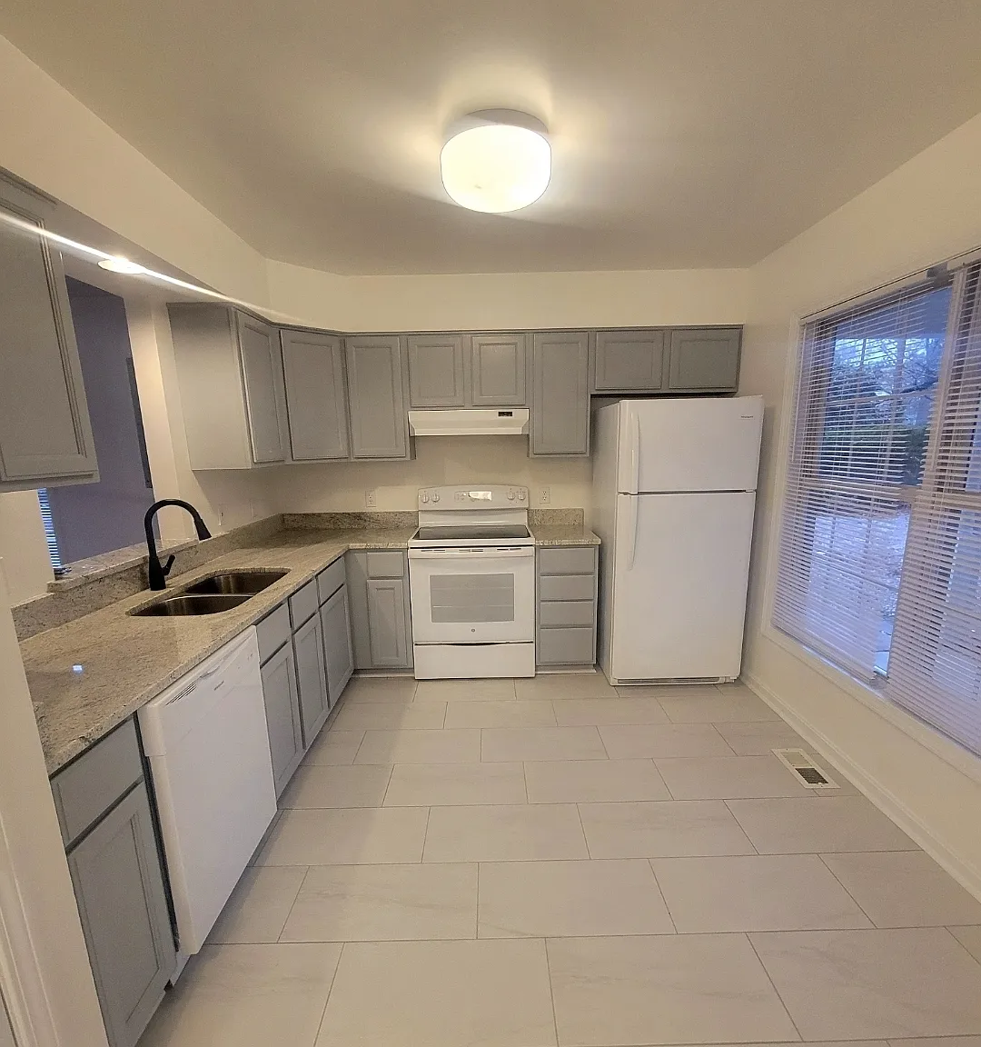 2 bed, 2.5 bath, 1114 sqft, $1,900 — Photo 3