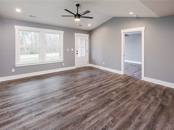 5th image of 120 Hillcrest Dr