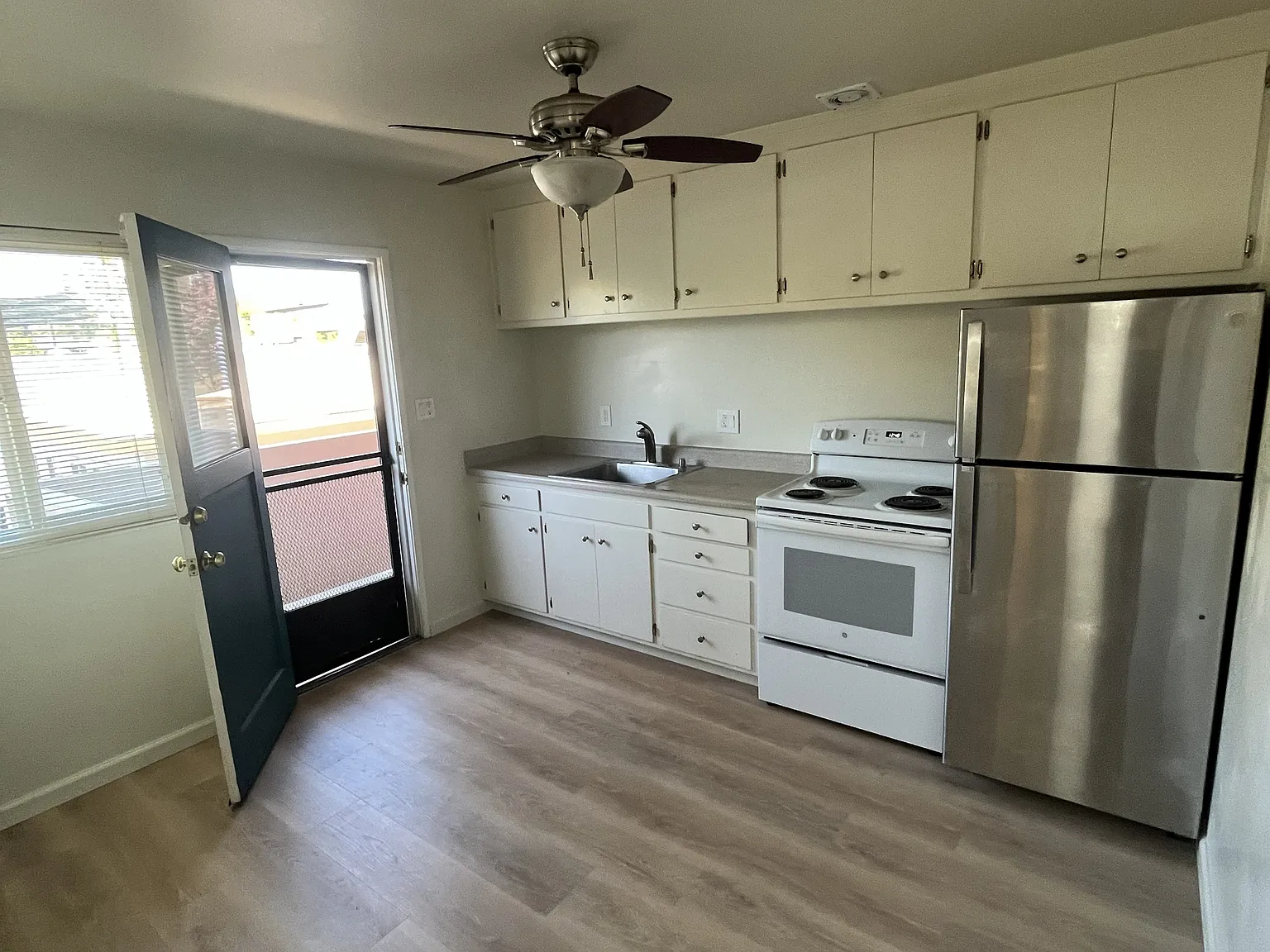 2 bed, 830 sqft, $2,430 — Photo 2
