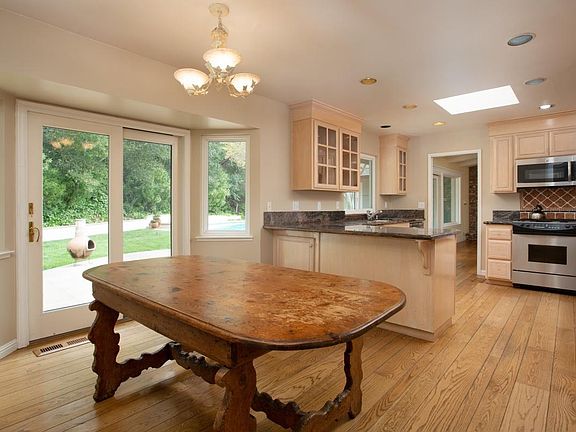 3rd image of 455 Kingsford Dr