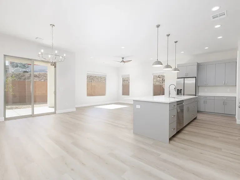 419 S 2250 W — Photo 9