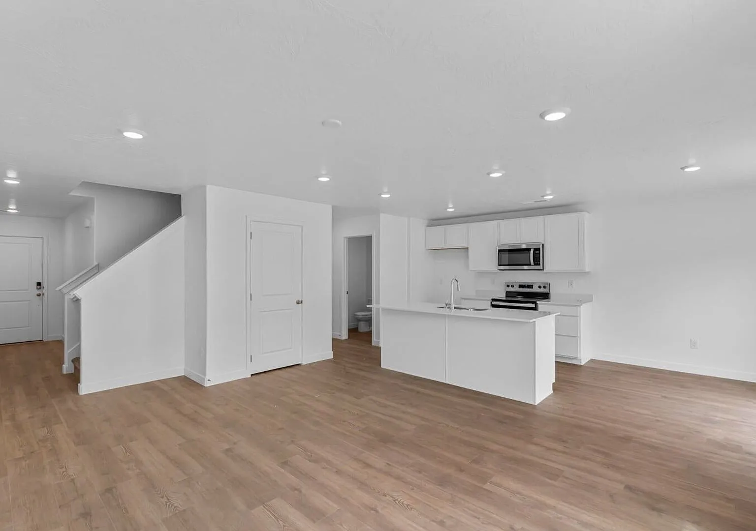 Your New Home Awaits! Pet Friendly Home In Long Valley! — Photo 4