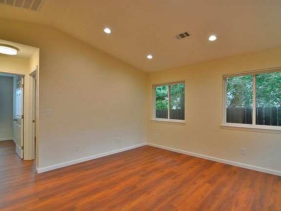 3rd image of 1431 Glenn St