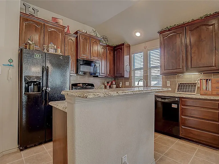 5009 Holliday Dr — Photo 9