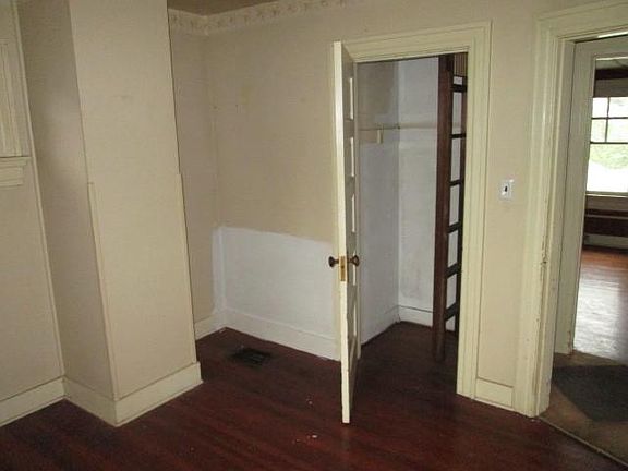 2nd image of 115 Elmwood Ave E