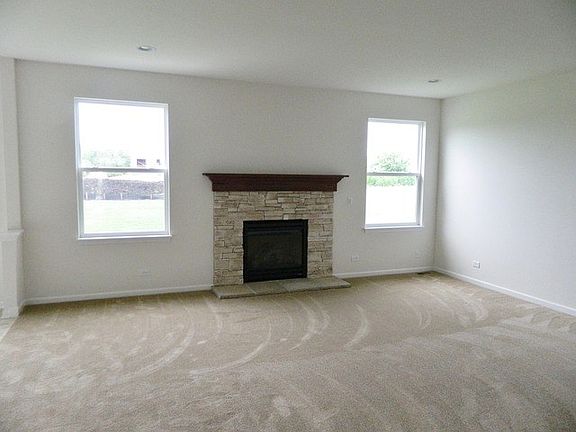 3rd image of 883 Stratford Dr