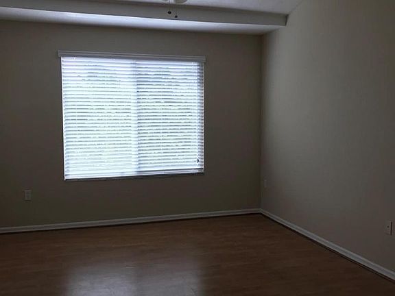 3rd image of 823 Villa Cir #823