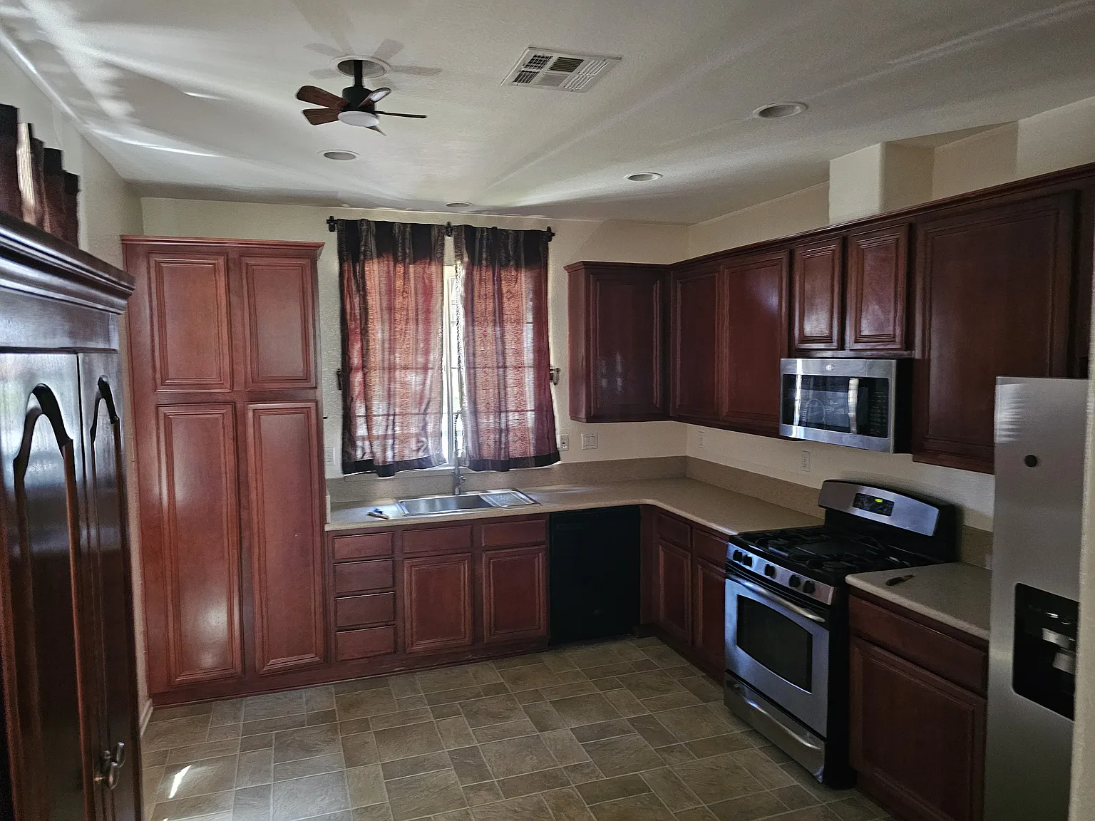 4 bed, 1844 sqft, $4,800 — Photo 3