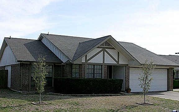1st image of 2204 Hollybush Ln