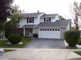 242 Parkview Ct, Pewaukee, WI 53072