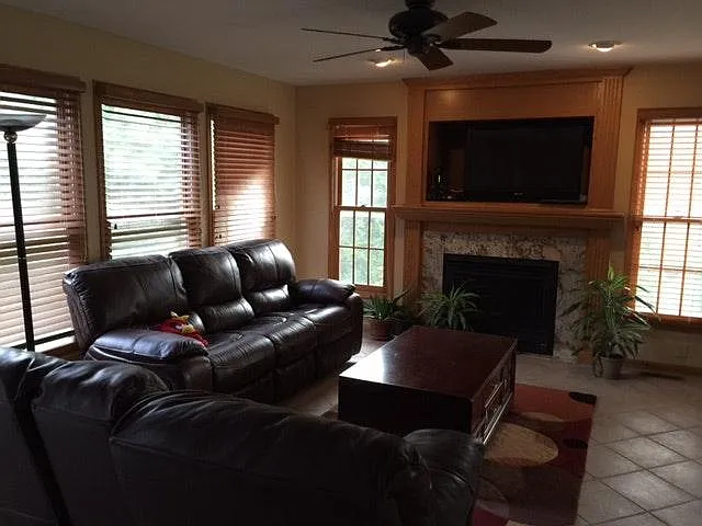6 bed, 3.5 bath, 3556 sqft, $2,500 — Photo 4