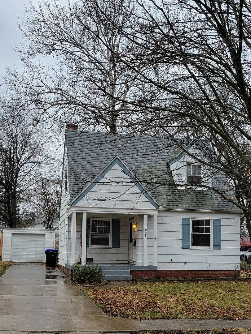 1008 Summit St photo 1