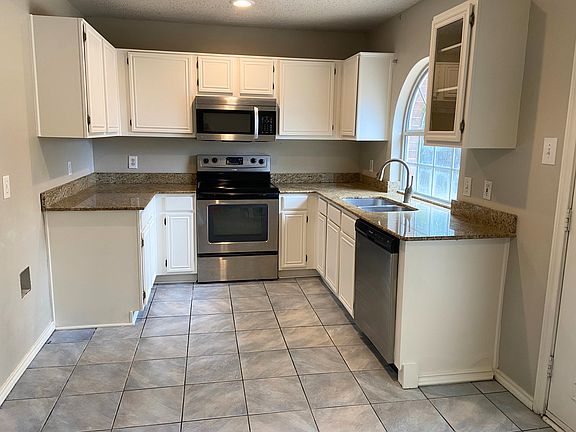 2nd image of 802 Red Oak Dr