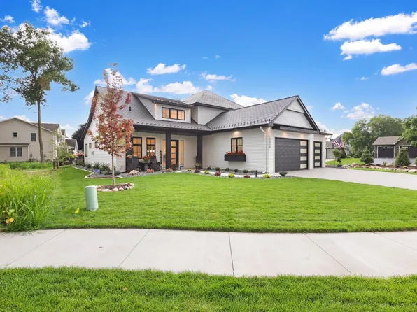 4951 Parkside Cir, Eagan, MN 55123