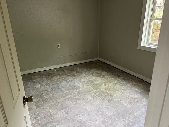 3rd image of 828B Carlisle Ave #B