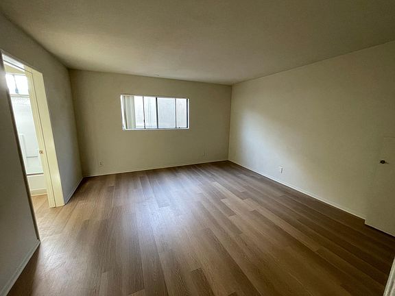 3rd image of 12736 Caswell Ave