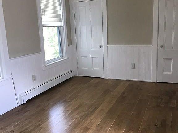3rd image of 220 Lincoln St #1
