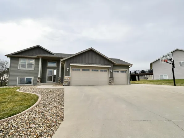 887 Golf View Ave, Zumbrota, MN 55992