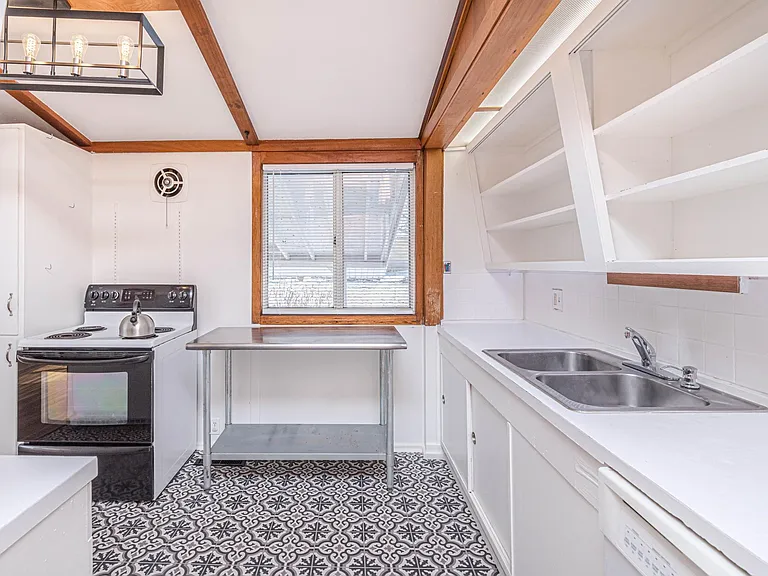 407 Bourn Ave — Photo 6