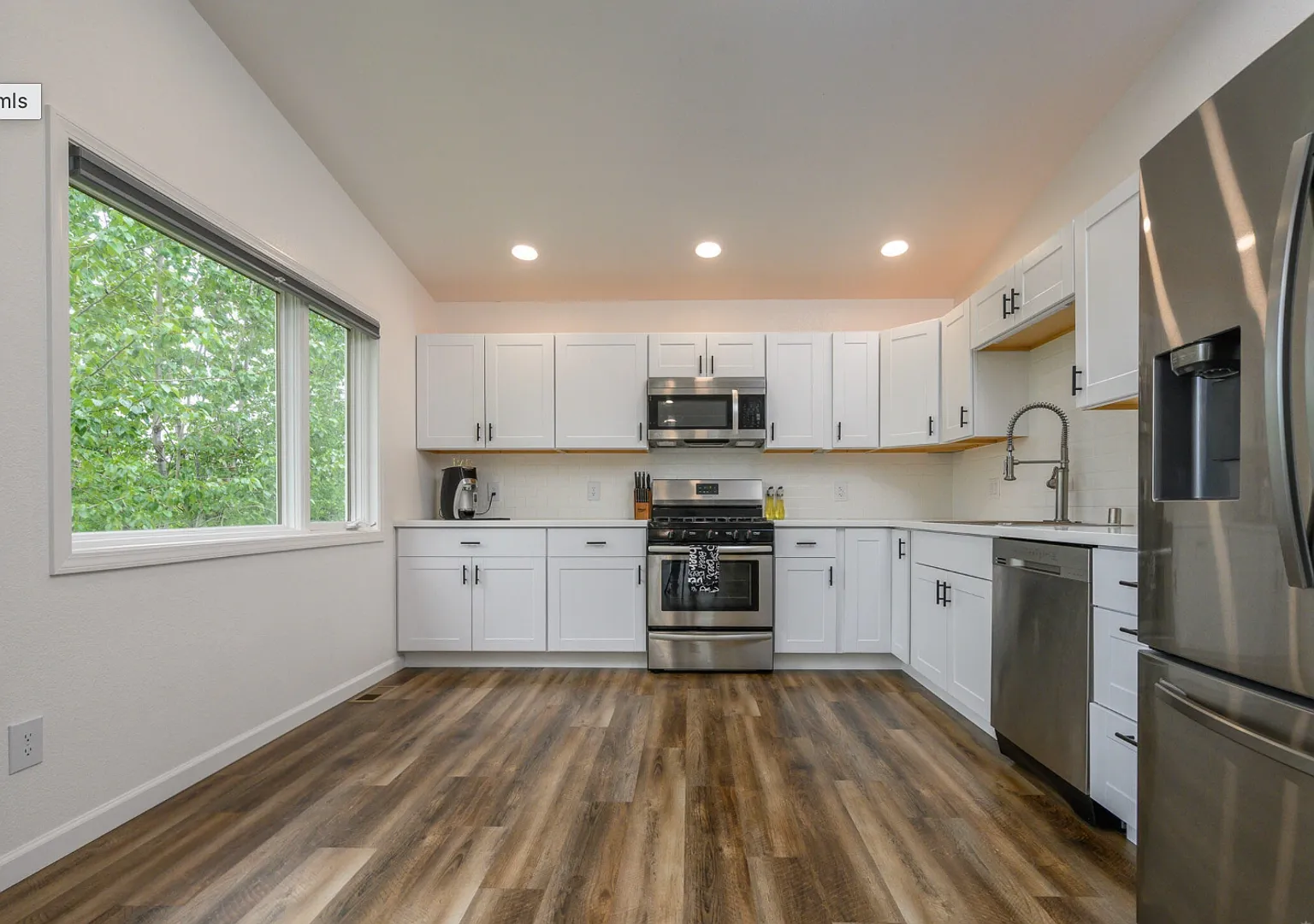 Beautifully updated modern home with detached garage! — Photo 3