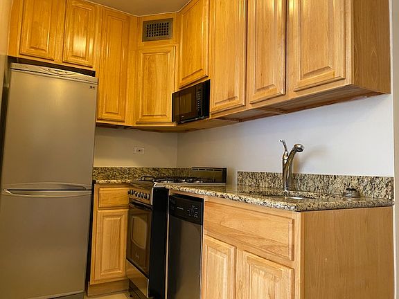 4th image of 310 W 55th St #9S