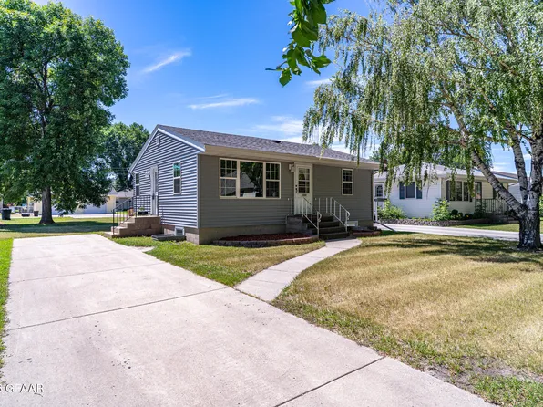 1701 11th Ave N, Grand Forks, ND 58203