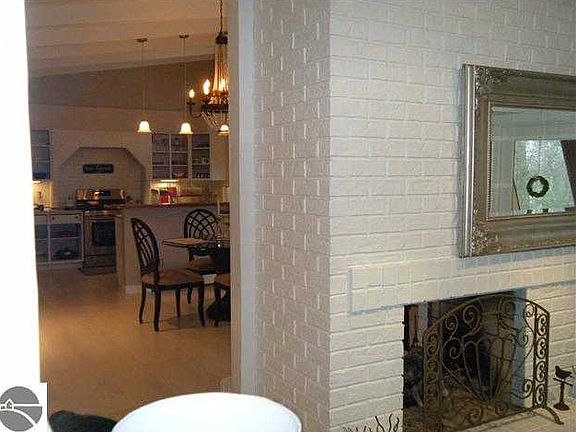 5th image of 383 Knollwood Dr