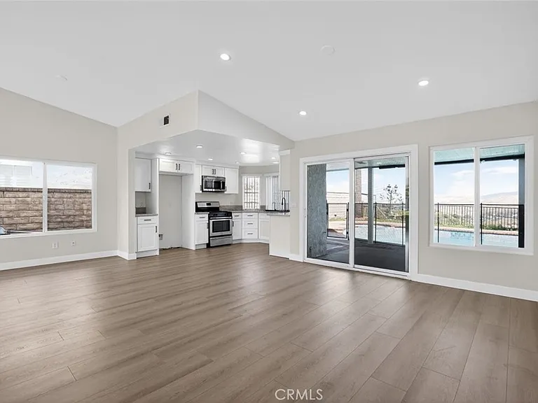 28131 Florence Ln — Photo 11