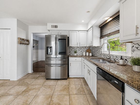 5th image of 835 Maple Rd