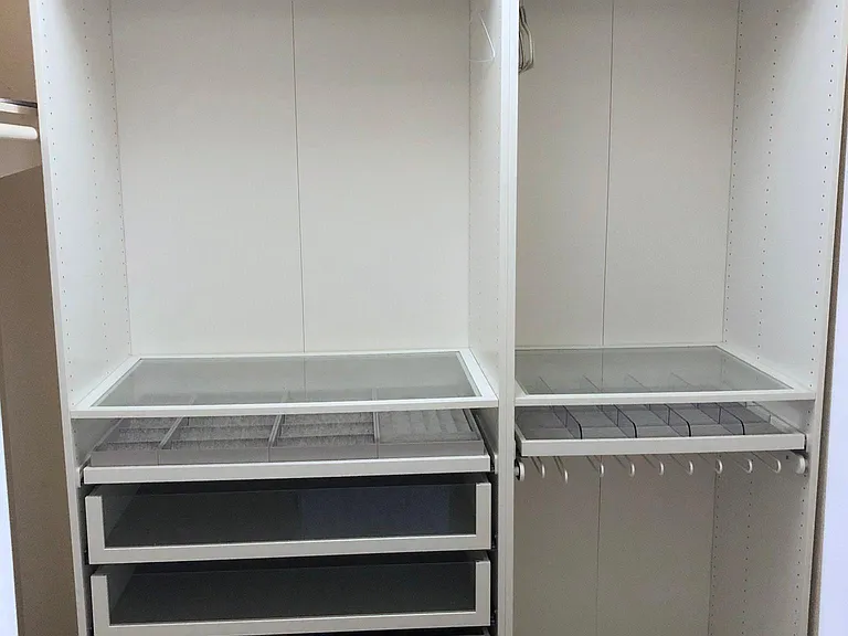 Primary bed walk-in closet