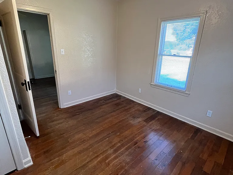 1011 S Lewis St — Photo 3