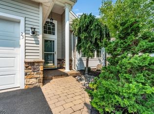25 Daulton Dr, Franklin Twp., NJ 08873